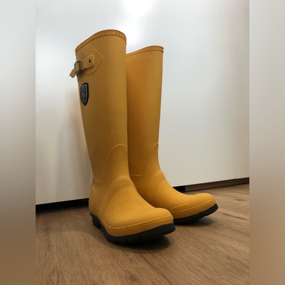 Kamik Made in Canada Jennifer Women’s Rainboots in Size 7